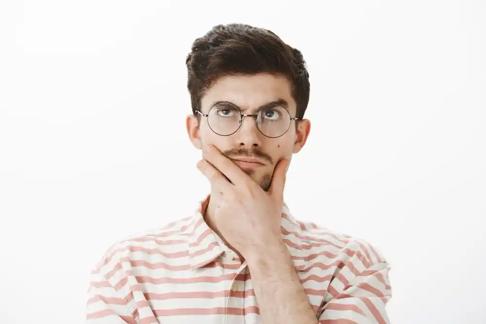 شخص يفكر متى أستطيع العودة إلى العمل؟