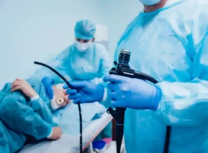 شرح خيارات الجراحة بالمنظار والجراحة المفتوحة للمريض قبل العملية